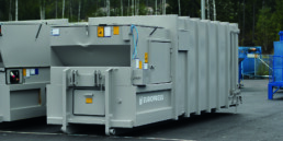 käytetty jätepuristin uudelleen maalattuna