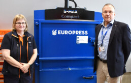 B-Max Compact -paalaimen kanssa kuvassa ovat Marika Rekil&auml; ja Kimmo Jussila.